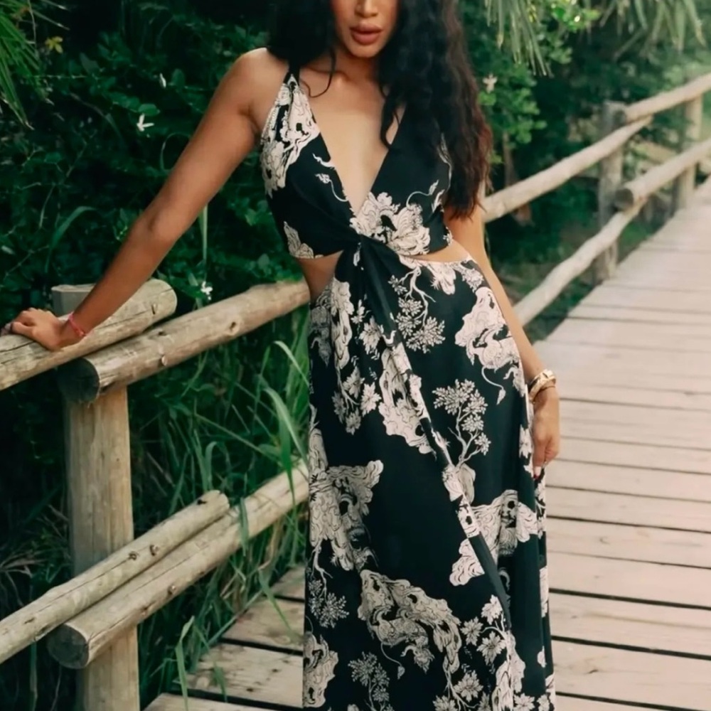 H&M White Lotus Black/White
Twist-detail patterned dress - Picture 7 of 11